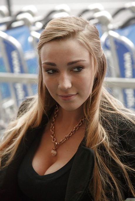 Kendra Sunderland model img